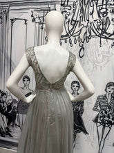 Carregar imagem no visualizador da galeria, Vestido longo prateado
