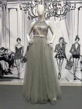 Carregar imagem no visualizador da galeria, Vestido longo brilho suave com costas abertas