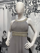 Carregar imagem no visualizador da galeria, Vestido longo cinza com detalhes em pérolas