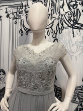 Carregar imagem no visualizador da galeria, Vestido longo com renda delicada