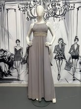 Carregar imagem no visualizador da galeria, Vestido longo cinza com detalhes em pérolas