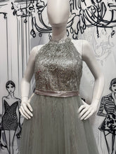 Carregar imagem no visualizador da galeria, Vestido longo brilho suave com costas abertas