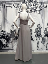 Carregar imagem no visualizador da galeria, Vestido longo cinza com detalhes em pérolas