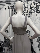 Carregar imagem no visualizador da galeria, Vestido longo cinza com detalhes em pérolas