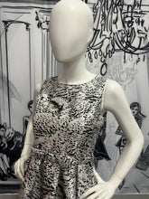Carregar imagem no visualizador da galeria, Vestido curto estampado animal